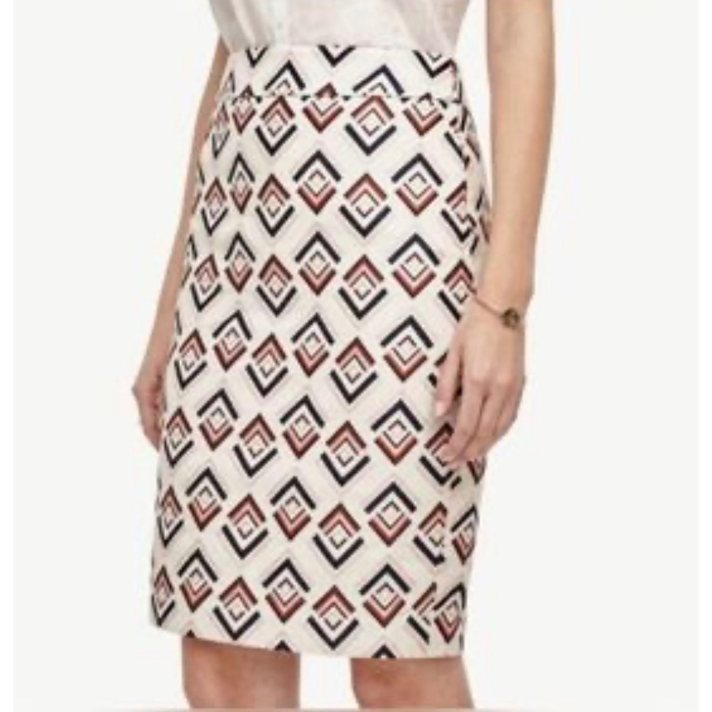 Ann Taylor Geometric Chevron Print‎ Skirt
Size 8 Like New
